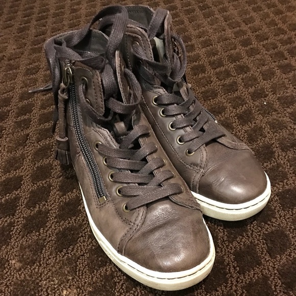 Lace up UGG boot - Picture 1 of 2